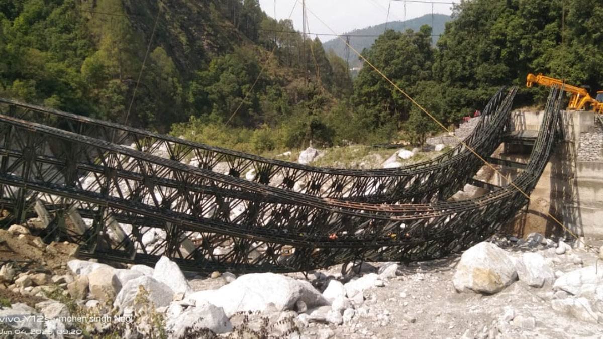 सीएम ने थराली में निर्माणाधीन पुल के क्षतिग्रस्त होने के मामले में तीन अभियंताओं को किया निलंबित