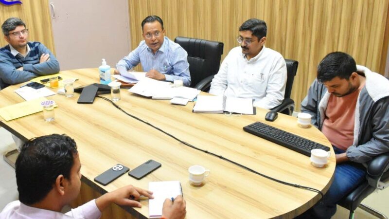 डीएम संदीप तिवारी ने देवाल के अनुपस्थित डाक्टर की सेवा ब्रेक करने के दिए निर्देश