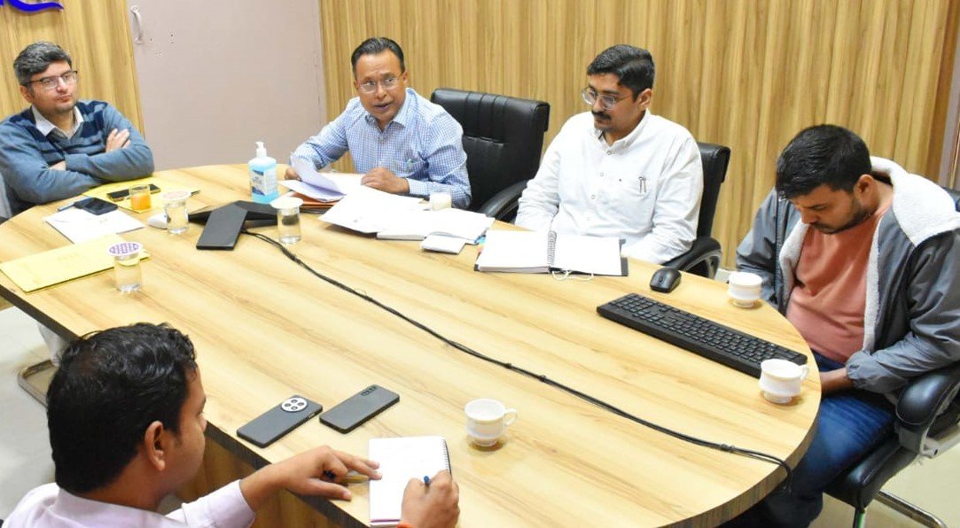 डीएम संदीप तिवारी ने देवाल के अनुपस्थित डाक्टर की सेवा ब्रेक करने के दिए निर्देश