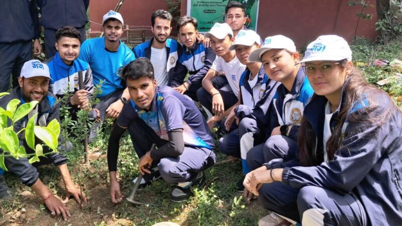 विश्व पर्यावरण दिवस पर चमोली में विभिन्न स्थानों पर हुआ पौधरोपण