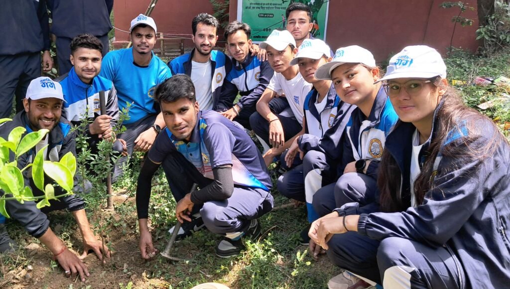 विश्व पर्यावरण दिवस पर चमोली में विभिन्न स्थानों पर हुआ पौधरोपण