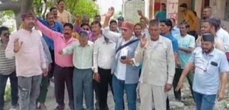 चंडिका मंदिर का पौराणिक धारा सुधारीकरण न होने पर ग्रामीणों का धरना शुरू