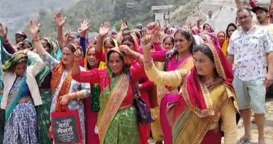 पौराणिक धारा का हो सुधारीकरण, धरना शुरू