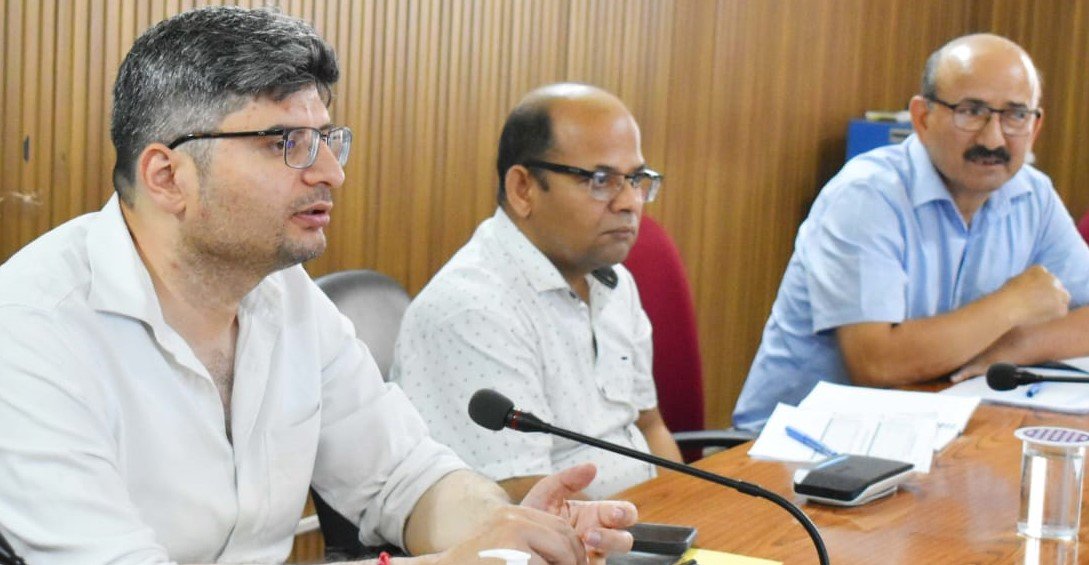 जलाशयों के संरक्षण में लाई जाए तेजी – डीएम संदीप तिवारी