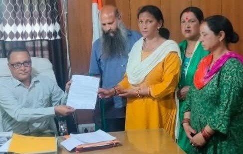 स्थानीय महिलाओं का रोजगार न छिनने की सीएम से गुहार