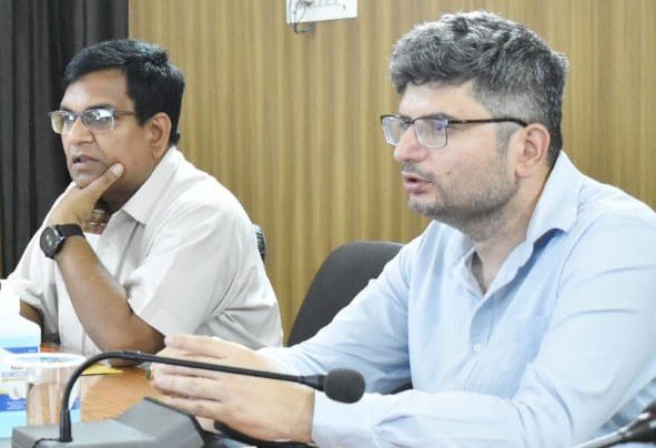 अनफिट वाहनों के संचालन पर चालकों पर हो कार्रवाई – डीएम संदीप तिवारी