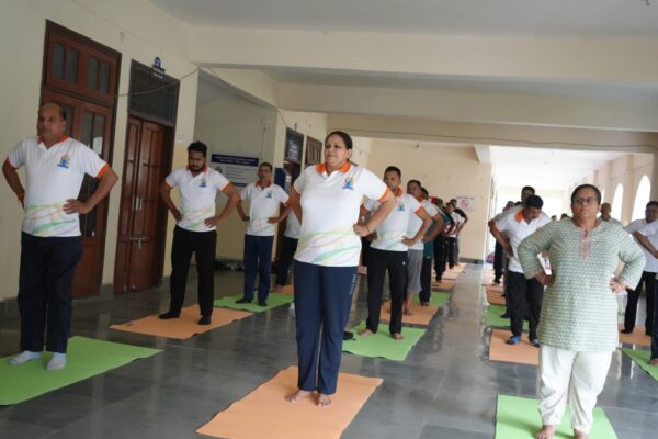 अंतरराष्ट्रीय योग दिवस पर जिला न्यायालय परिसर रुद्रप्रयाग में हुआ योगाभ्यास का आयोजन, जिला जज सहदेव सिंह की अध्यक्षता में आयोजित कार्यक्रम में न्यायिक अधिकारियों व अधिवक्ताओं ने लिया भाग