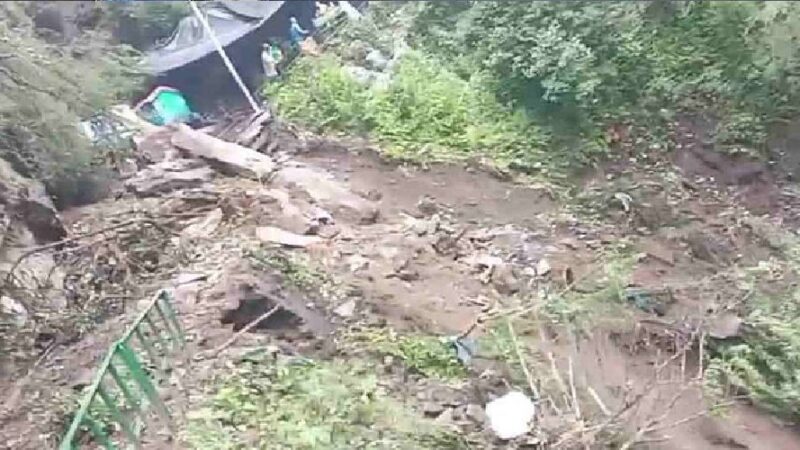 यमुनोत्री पैदल मार्ग पर लैंडस्लाइड, यात्रियों के दबे होने की आशंका, एक को सुरक्षित निकाला