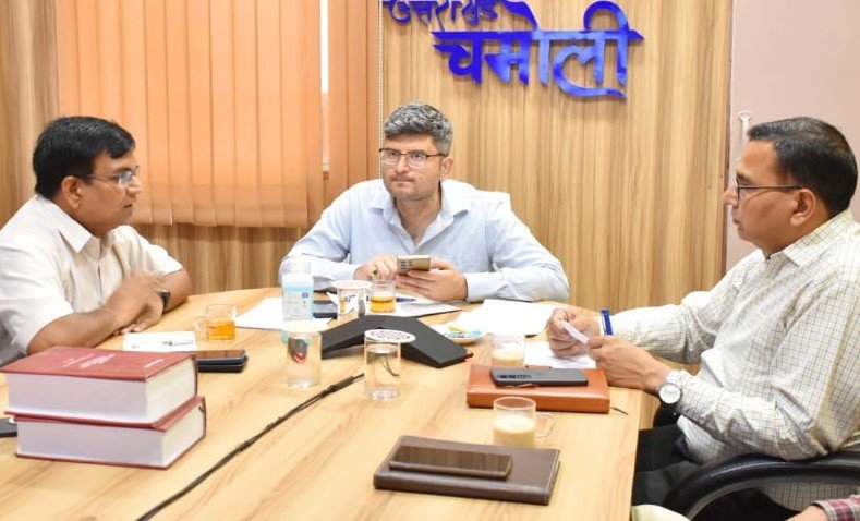 टावरों का कार्य करें जल्द पूरा – डीएम संदीप तिवारी