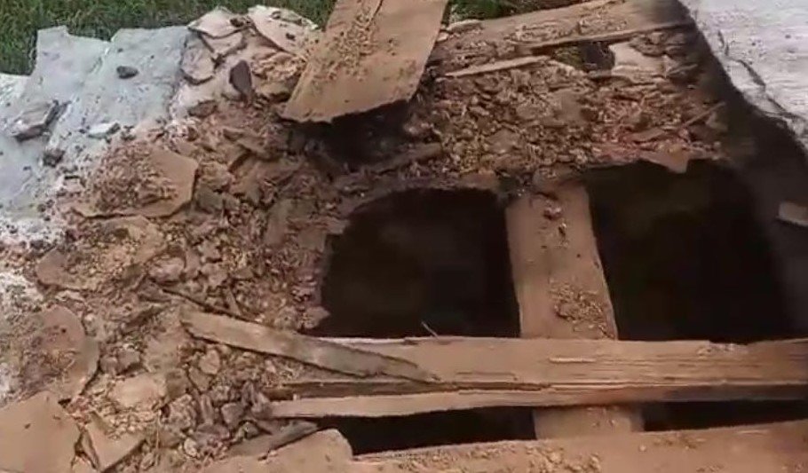 पोखरी विकास खंड के नैल गांव में भालू ने गोशालाओं को किया क्षतिग्रस्त