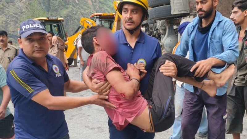 बदरीनाथ राष्ट्रीय राजमार्ग पर पाखी के समीप सिलेंडर से भरा ट्रक पलटा, चालक गंभीर