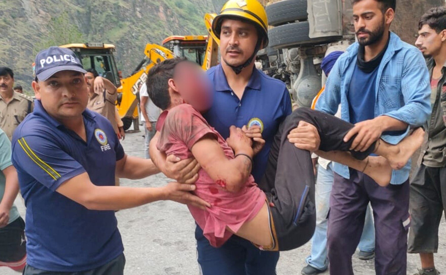 बदरीनाथ राष्ट्रीय राजमार्ग पर पाखी के समीप सिलेंडर से भरा ट्रक पलटा, चालक गंभीर