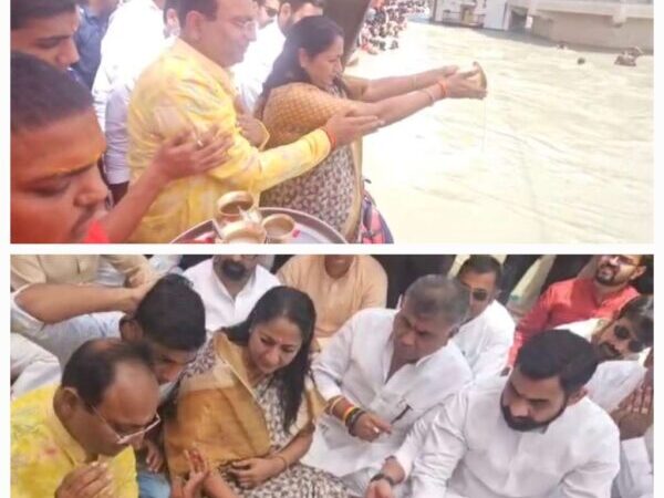 हरकी पैड़ी पर दिल्ली की मुख्यमंत्री रेखा गुप्ता ने गंगा में लगाई आस्था की डुबकी