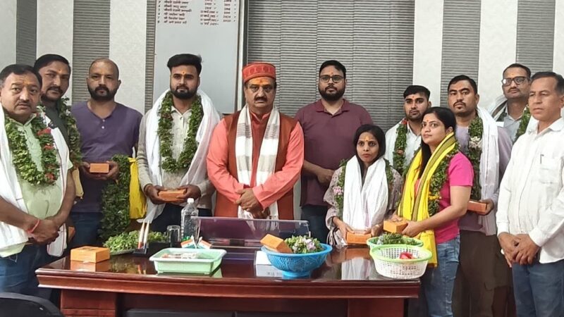 डॉक्टरों को भेंट किया बदरीविशाल का प्रसाद