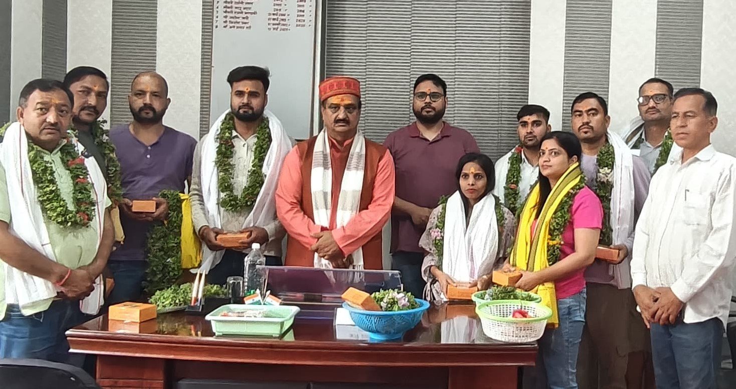 डॉक्टरों को भेंट किया बदरीविशाल का प्रसाद