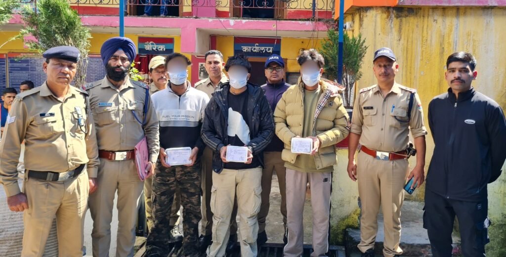 पर्यटकों से लूटपाट करने वाले शातिर गिरफ्तार