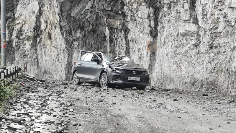 वाहन पर गिरा पत्थर, पत्नी की मौत, पति व बच्ची घायल