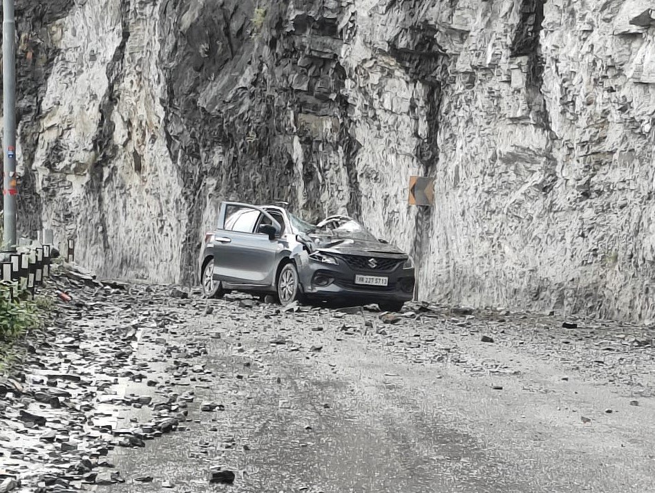 वाहन पर गिरा पत्थर, पत्नी की मौत, पति व बच्ची घायल