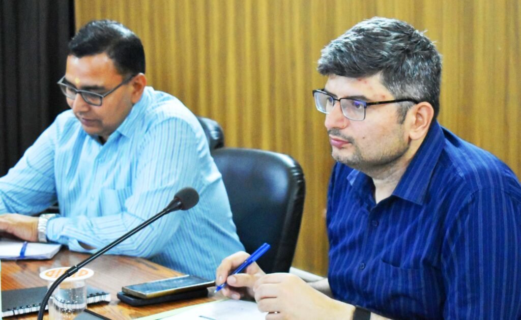 नदियों की स्वच्छता को करें प्रभावी कार्रवाई – डीएम संदीप तिवारी