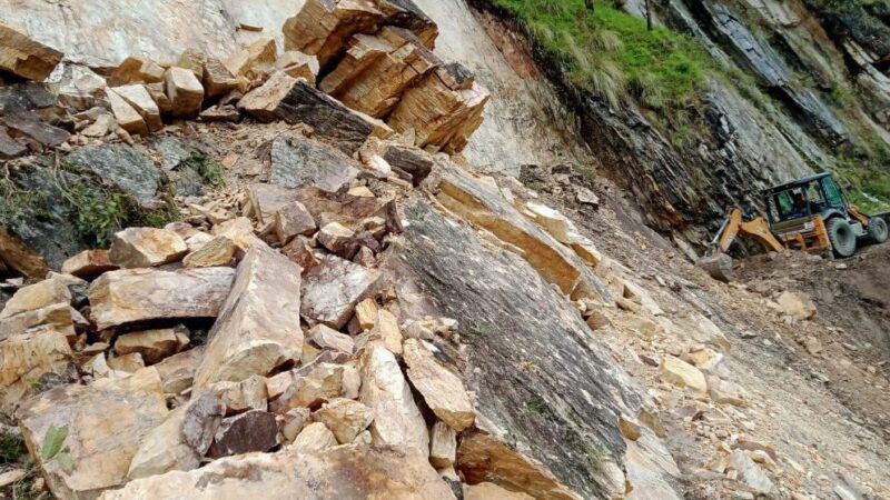 पहाड़ी से मलबा आने से रौता मोटर मार्ग अवरूद्ध