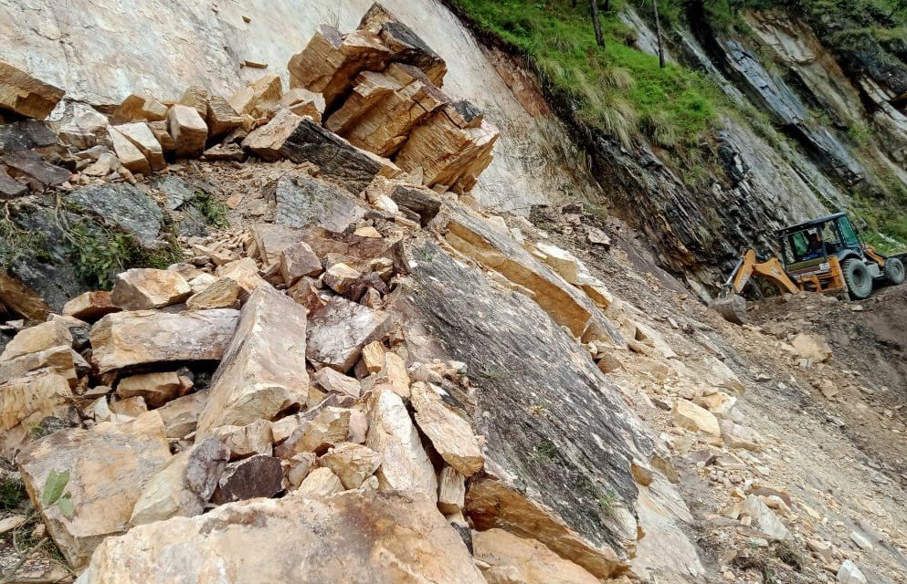 पहाड़ी से मलबा आने से रौता मोटर मार्ग अवरूद्ध