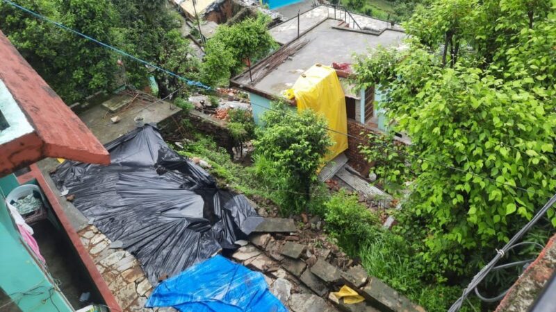 पुश्ता टूटने से खतरे की जद में आए मकान