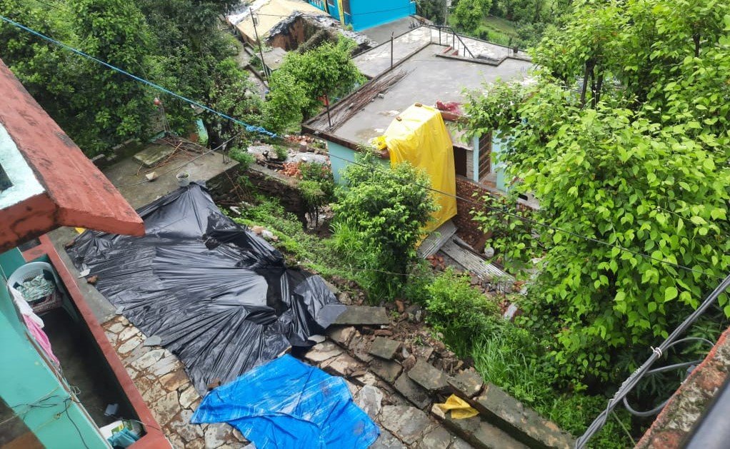 पुश्ता टूटने से खतरे की जद में आए मकान