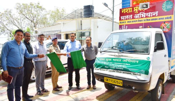 डीएम संदीप तिवारी ने नशा मुक्त भारत अभियान के तहत जागरूकता रथ को हरी झण्डी दिखाकर किया रवाना
