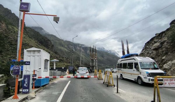 बद्रीनाथ के देव दर्शनी में तीर्थयात्रियों को जाम से मिलेगी निजात, नगर पंचायत ने ईको पर्यटक शुल्क भुगतान के लिए फास्ट ट्रैक सुविधा का किया शुभारंभ