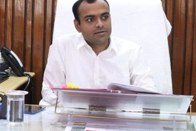 डीएम मयूर दीक्षित ने रोका 05 अधिकारियों का वेतन, सीएम हेल्पलाइन एवं सीएम जनसुनवाई पोर्टल पर प्राप्त समस्याओं के निस्तारण में लापरवाही पर रोका वेतन और कारण बताओ नोटिस जारी करने के निर्देश