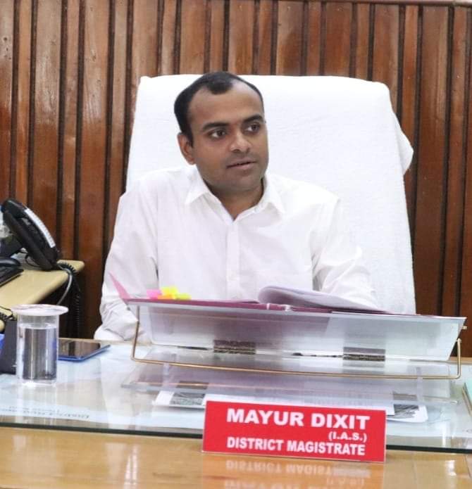 डीएम मयूर दीक्षित ने रोका 05 अधिकारियों का वेतन, सीएम हेल्पलाइन एवं सीएम जनसुनवाई पोर्टल पर प्राप्त समस्याओं के निस्तारण में लापरवाही पर रोका वेतन और कारण बताओ नोटिस जारी करने के निर्देश