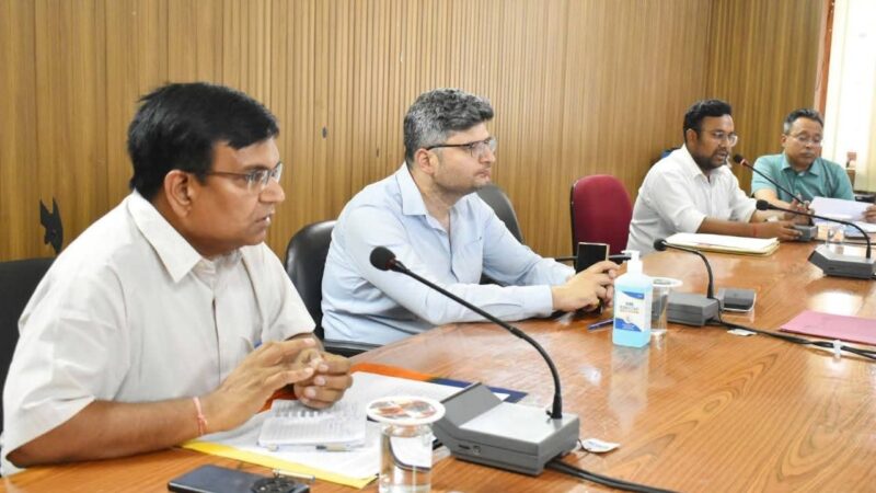 डीएम संदीप तिवारी ने ब्रिडकुल के अधिकारी को जारी किया नोटिस