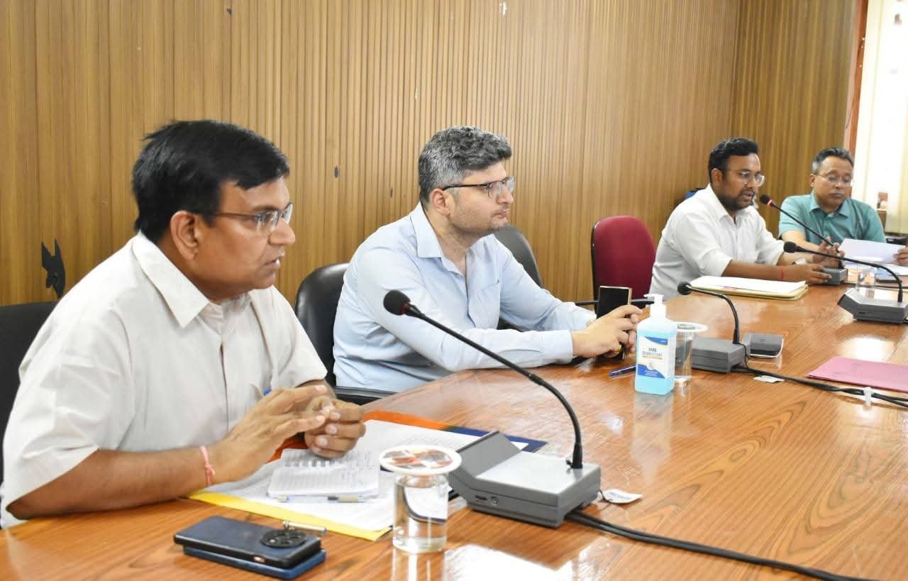 डीएम संदीप तिवारी ने ब्रिडकुल के अधिकारी को जारी किया नोटिस