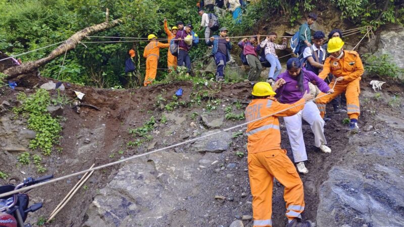 बारिश से केदारनाथ यात्रा हुई प्रभावित, प्रशासन यात्रा को सुचारू करने जुटा
