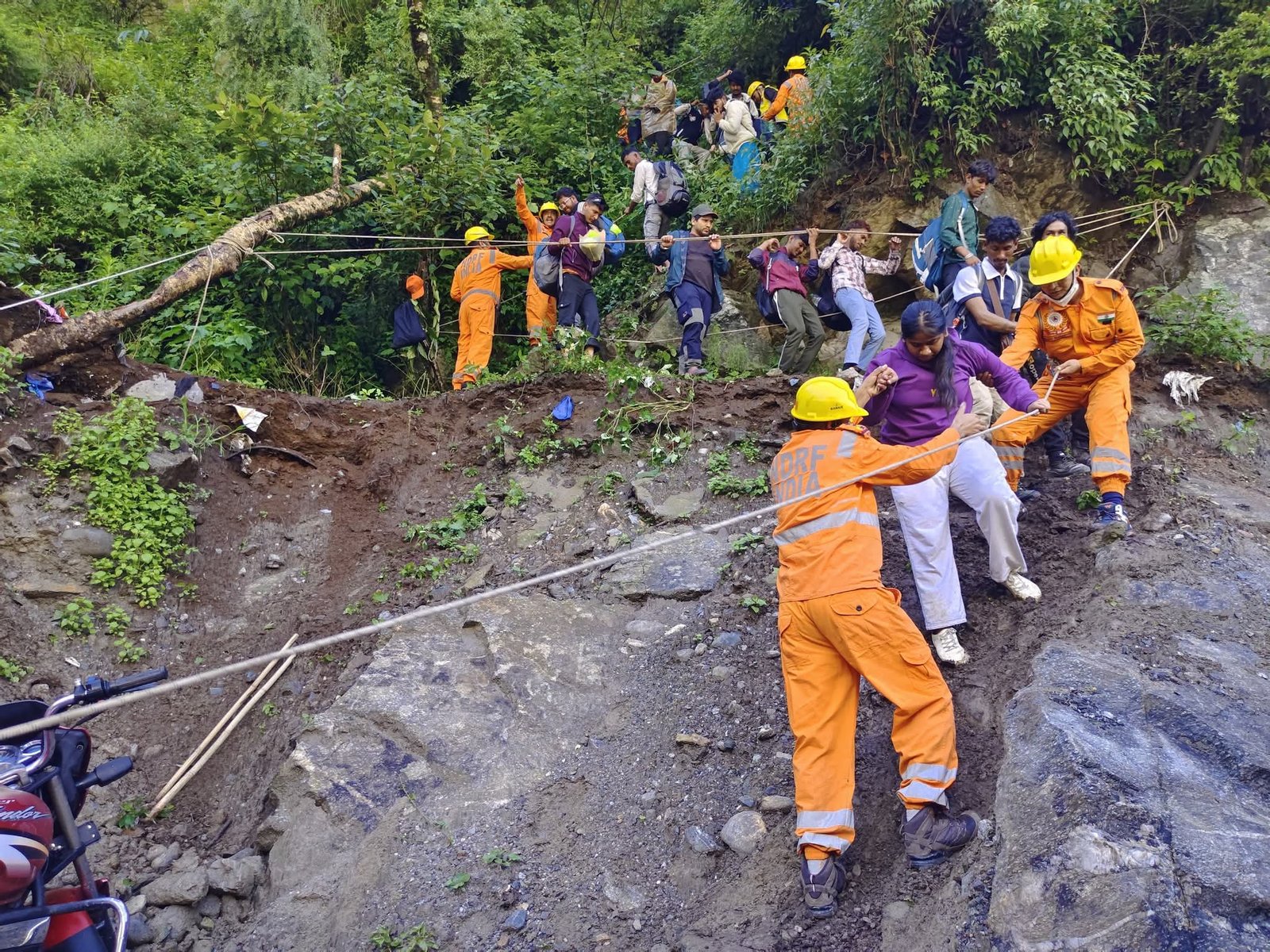 बारिश से केदारनाथ यात्रा हुई प्रभावित, प्रशासन यात्रा को सुचारू करने जुटा