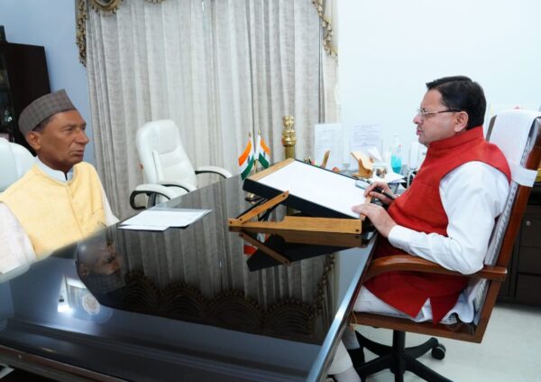 डीडीहाट विधायक बिशन सिंह चुफाल ने मुख्यमंत्री पुष्कर सिंह धामी से की भेंट, हरिद्वार ज़मीन घोटाले में की गई सख्त कार्रवाई की सराहना की