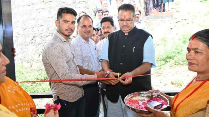 भगद्वारीखाल इंटर कॉलेज में 30 लाख की लागत से बने टिन शेड का कैबिनेट मंत्री गणेश जोशी ने किया लोकार्पण