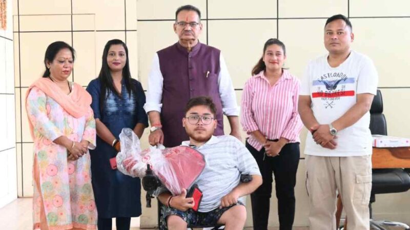 कैबिनेट मंत्री गणेश जोशी ने दिव्यांग युवक को प्रदान की इलेक्ट्रॉनिक व्हीलचेयर