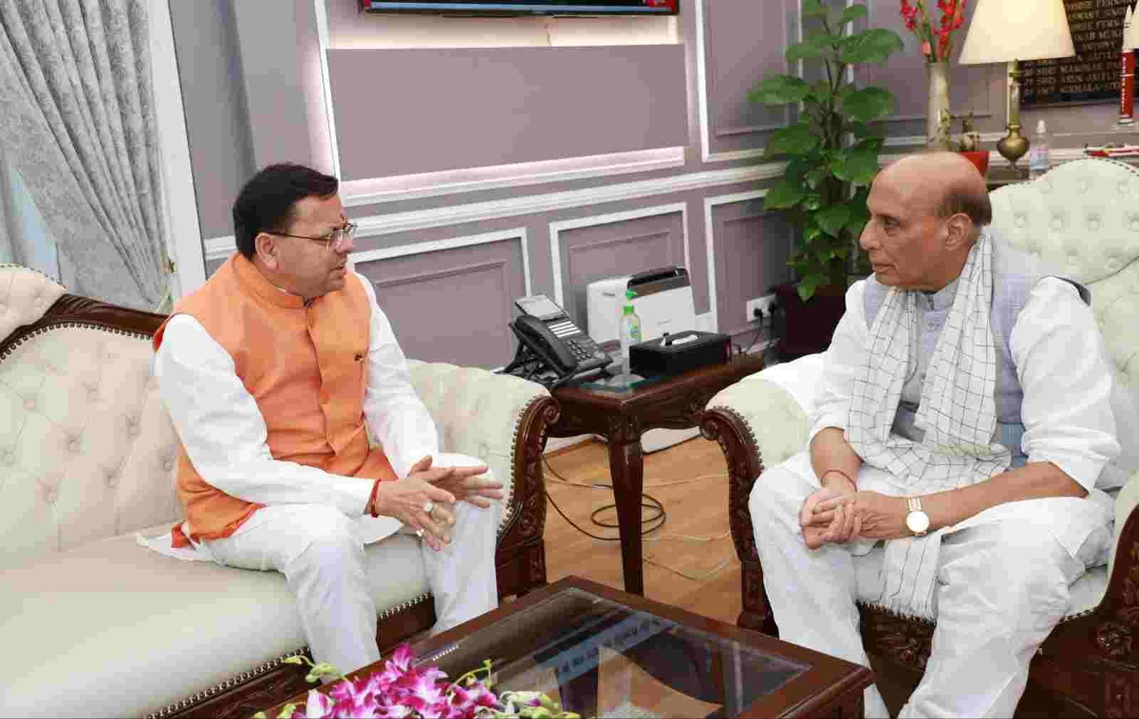 केंद्रीय रक्षा मंत्री राजनाथ से सीएम धामी ने की मुलाकात, उत्तराखंड के लिए कई मांग