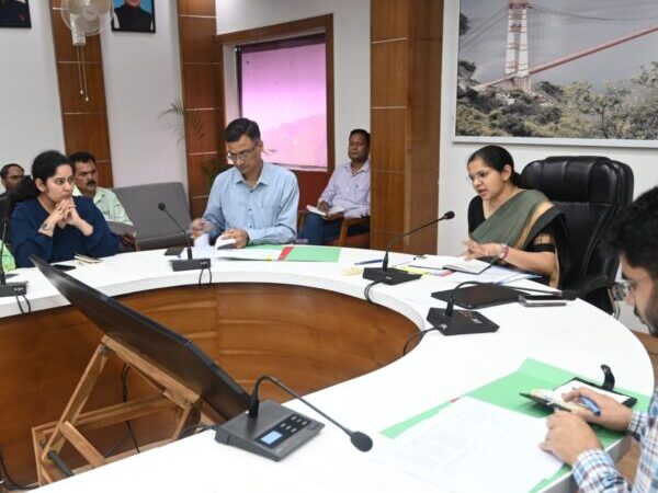 टिहरी गढ़वाल : जिले में बनेगा लैंड बैंक, डीएम नितिका खंडेलवाल ने GIS मैपिंग और पारदर्शिता के दिए निर्देश