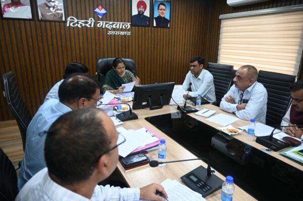 डीएम नितिका खण्डेलवाल ने ली पुनर्वास कार्याे की समीक्षा बैठक, अधिकारियों को दिए महत्वपूर्ण निर्देश