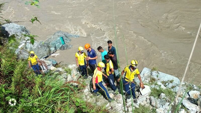 घोलतीर में वाहन दुर्घटना 2 की मौत 10 लापता