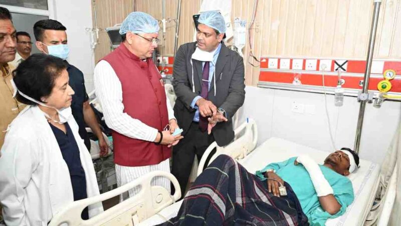 सीएम धामी पहुंचे एम्स ऋषिकेश, घायल यात्रियों का जाना हाल