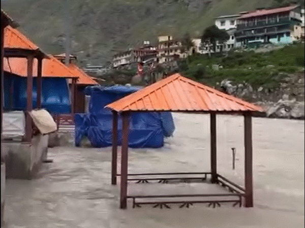 बदरीनाथ में बढ़ रहा नदी का जलस्तर