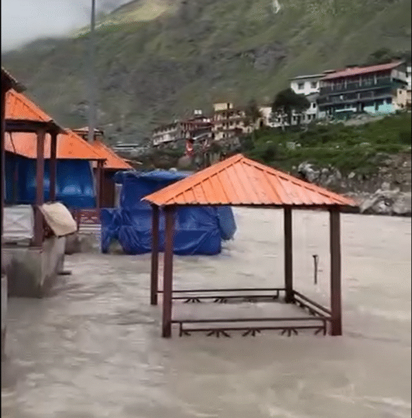 बदरीनाथ में बढ़ रहा नदी का जलस्तर