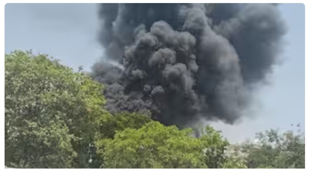 अहमदाबाद में प्लेन क्रैश, कई लोगों सवार होने की आशंका!