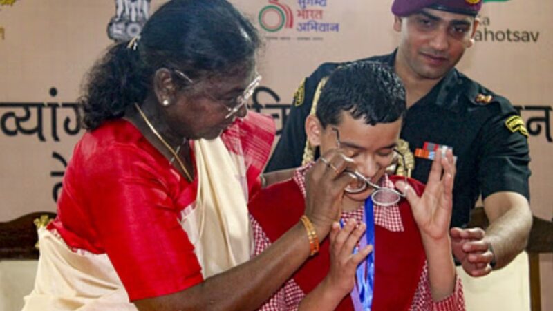 राष्ट्रपति मुर्मू का देहरादून दौरा: राष्ट्रपति निकेतन का उद्घाटन और दृष्टिबाधित बच्चों से भावुक मुलाकात