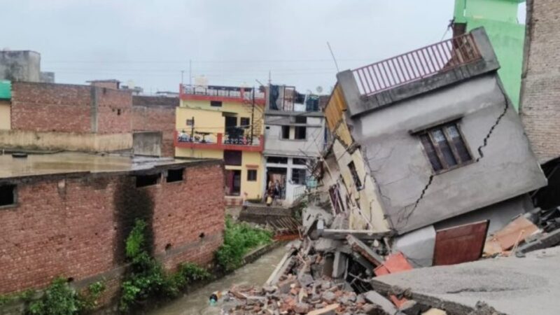 देहरादून में बारिश का कहर, कारगी क्षेत्र में दो मंजिला मकान ढहा