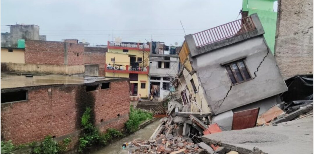 देहरादून में बारिश का कहर, कारगी क्षेत्र में दो मंजिला मकान ढहा