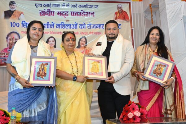 कोटद्वार में महिला सशक्तिकरण को बढ़ावा, विधानसभा अध्यक्ष ऋतु खण्डूडी भूषण ने वितरित की सिलाई मशीनें